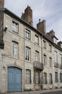 Vue d'ensemble de la façade sur rue de trois quarts gauche. © Région Bourgogne-Franche-Comté, Inventaire du patrimoine