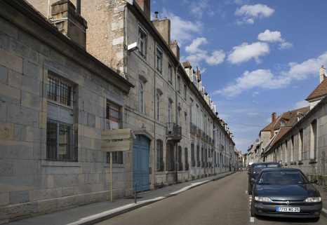 Vue d'ensemble de la façade sur rue dans l'alignement de la rue, de trois quarts gauche. © Région Bourgogne-Franche-Comté, Inventaire du patrimoine