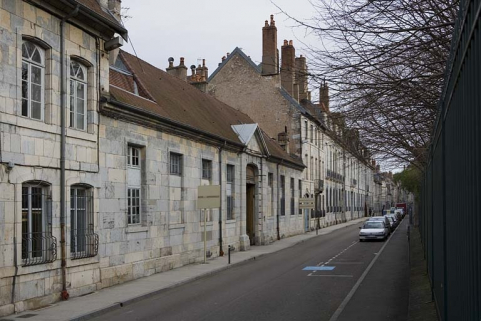 Vue d'ensemble extérieure du bâtiment bordant la rue, de trois quarts gauche. © Région Bourgogne-Franche-Comté, Inventaire du patrimoine