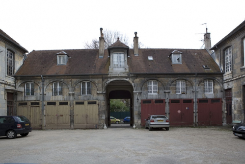 Vue d'ensemble du bâtiment des remises et des écuries bordant la rue depuis le fond de la cour. © Région Bourgogne-Franche-Comté, Inventaire du patrimoine