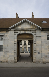 Vue d'ensemble du portail d'entrée dans la cour. © Région Bourgogne-Franche-Comté, Inventaire du patrimoine