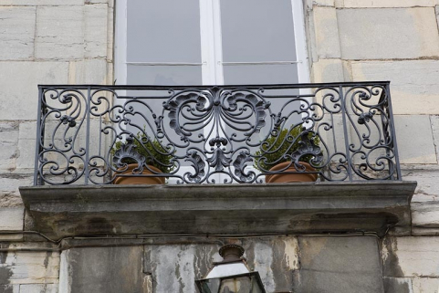 Détail du balcon en ferronnerie sur la façade sur cour du logis principal. © Région Bourgogne-Franche-Comté, Inventaire du patrimoine