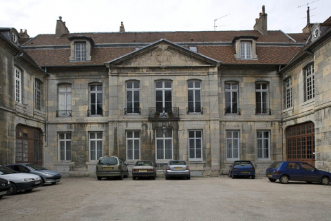 Vue d'ensemble du logis principal depuis l'entrée de la cour. © Région Bourgogne-Franche-Comté, Inventaire du patrimoine
