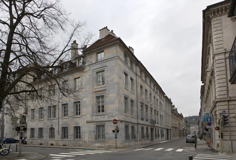 Vue d'angle de l'immeuble avec l'alignement de la rue. © Région Bourgogne-Franche-Comté, Inventaire du patrimoine