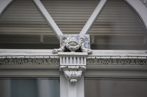 Détail de l'urne décorant la traverse dormante de la porte-fenêtre donnant sur le balcon. © Région Bourgogne-Franche-Comté, Inventaire du patrimoine