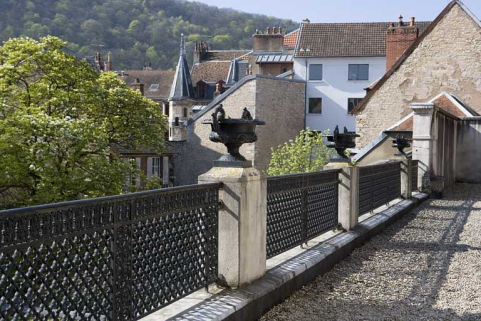 Vue du parapet bordant la terrase du jardin d'hiver, côté jardin. © Région Bourgogne-Franche-Comté, Inventaire du patrimoine
