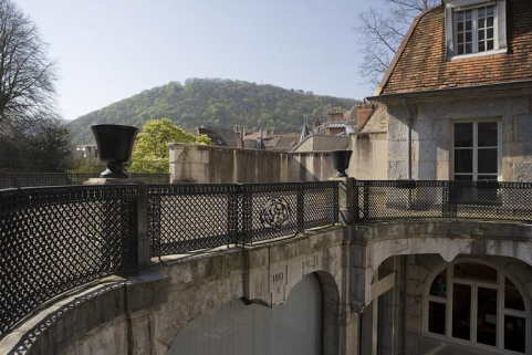 Vue du parapet bordant la terrasse du jardin d'hiver, côté cour. © Région Bourgogne-Franche-Comté, Inventaire du patrimoine