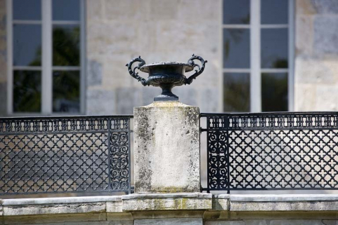 Détail d'un vase en fonte ornant le parapet de la terrasse du jardin d'hiver. © Région Bourgogne-Franche-Comté, Inventaire du patrimoine