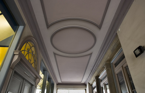 Vue d'ensemble du plafond passage cocher depuis l'entrée. © Région Bourgogne-Franche-Comté, Inventaire du patrimoine