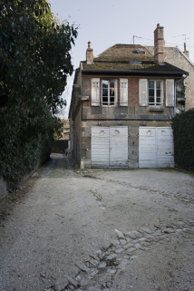 Vue d'ensemble de face du bâtiment des remise et écurie gauche. © Région Bourgogne-Franche-Comté, Inventaire du patrimoine