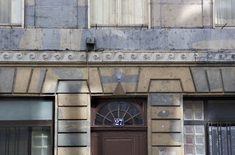Détail du décor sculpté au-dessus de l'entrée. © Région Bourgogne-Franche-Comté, Inventaire du patrimoine