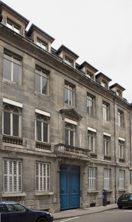 Vue d'ensemble du logis principal depuis la rue, de trois quarts gauche. © Région Bourgogne-Franche-Comté, Inventaire du patrimoine