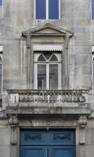 Détail de la baie et du balcon situés au-dessus du portail d'entrée. © Région Bourgogne-Franche-Comté, Inventaire du patrimoine