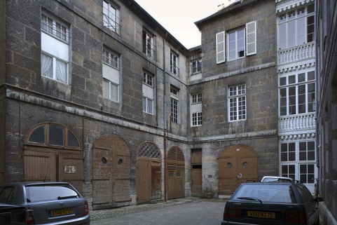 Vue d'ensemble des bâtiments sur cour depuis l'entrée. © Région Bourgogne-Franche-Comté, Inventaire du patrimoine