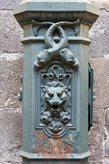 Détail de la partie centrale de la borne fontaine. © Région Bourgogne-Franche-Comté, Inventaire du patrimoine