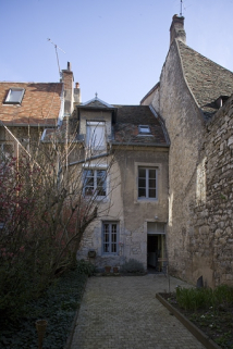 Façade postérieure du logis en fond de première cour depuis la deuxième cour. © Région Bourgogne-Franche-Comté, Inventaire du patrimoine