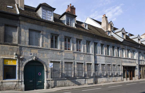 Vue d'ensemble depuis la rue de trois quarts gauche. © Région Bourgogne-Franche-Comté, Inventaire du patrimoine