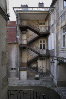 Vue d'ensemble de l'escalier à cage ouverte à gauche de la cour. © Région Bourgogne-Franche-Comté, Inventaire du patrimoine