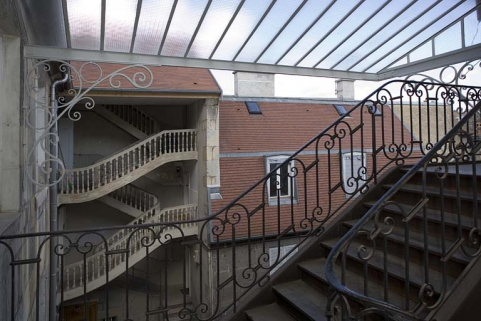 Détail de l'escalier droit depuis l'escalier gauche. © Région Bourgogne-Franche-Comté, Inventaire du patrimoine