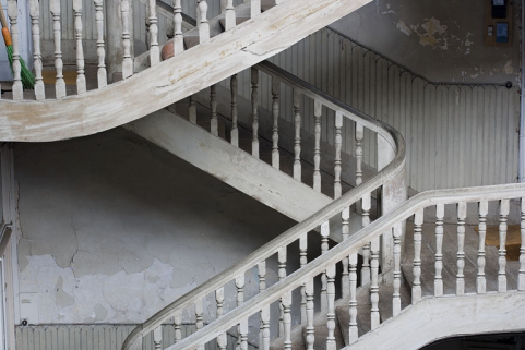 Détail de la rampe en bois tourné de l'escalier droit. © Région Bourgogne-Franche-Comté, Inventaire du patrimoine