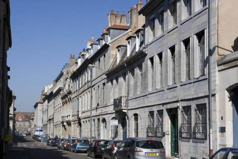 Vue d'ensemble de la maison dans l'alignement de la rue. © Région Bourgogne-Franche-Comté, Inventaire du patrimoine