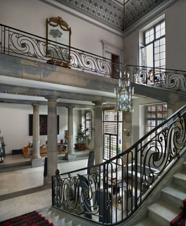Vue d'ensemble de l'escalier d'honneur depuis le premier palier. © Région Bourgogne-Franche-Comté, Inventaire du patrimoine
