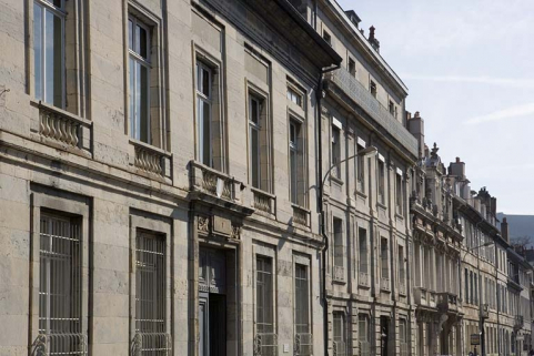 Vue rapprochée de la façade sur rue de trois quarts gauche. © Région Bourgogne-Franche-Comté, Inventaire du patrimoine