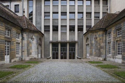 Vue d'ensemble de la cour avec l'immeuble de bureaux. © Région Bourgogne-Franche-Comté, Inventaire du patrimoine