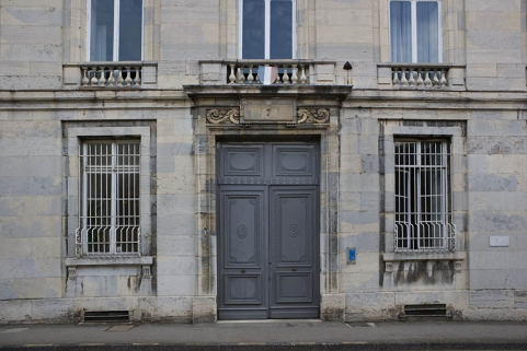Détail du portail d'entrée encadré de deux fenêtres. © Région Bourgogne-Franche-Comté, Inventaire du patrimoine