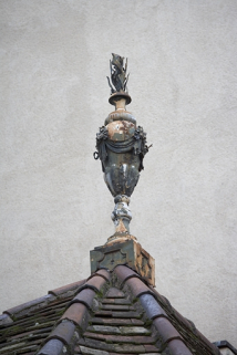 Détail d'un épi de faîtage sur l' une des toiture des communs. © Région Bourgogne-Franche-Comté, Inventaire du patrimoine