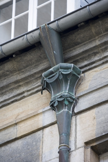 Détail d'une cuvette de descente des eaux sur la façade postérieure du logis principal. © Région Bourgogne-Franche-Comté, Inventaire du patrimoine