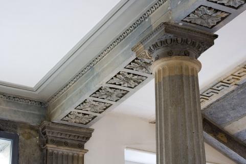 Détail des chapiteaux d'une colonne et d'un pilastre de l'entrée. © Région Bourgogne-Franche-Comté, Inventaire du patrimoine