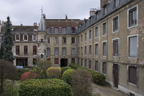 Vue d'ensemble des bâtiments depuis le fond de la cour, de trois quarts droit. © Région Bourgogne-Franche-Comté, Inventaire du patrimoine