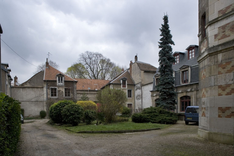 Vue d'ensemble de la cour, depuis l'entrée. © Région Bourgogne-Franche-Comté, Inventaire du patrimoine