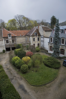 Vue d'ensemble de la cour depuis le logis principal. © Région Bourgogne-Franche-Comté, Inventaire du patrimoine