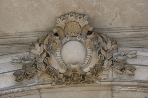 Détail du décor sur le linteau du portail d'entrée. © Région Bourgogne-Franche-Comté, Inventaire du patrimoine