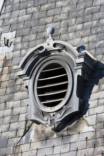 Détail d'une lucarne sur la toiture de la tourelle d'escalier. © Région Bourgogne-Franche-Comté, Inventaire du patrimoine