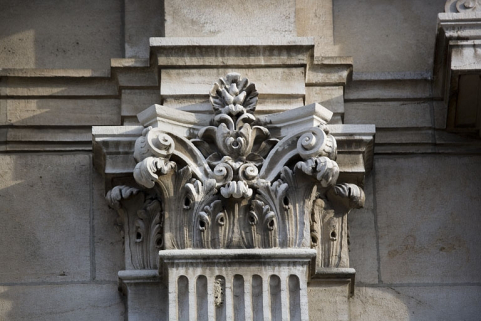 Détail d'un chapiteau sur la façade sur rue. © Région Bourgogne-Franche-Comté, Inventaire du patrimoine