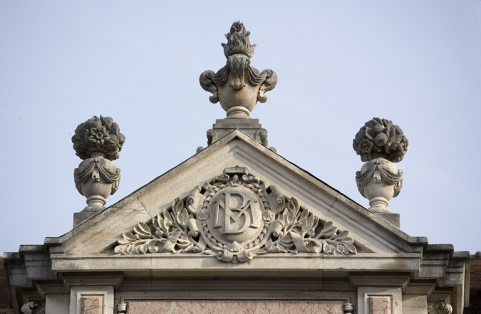 Détail du fronton d'une lucarne. © Région Bourgogne-Franche-Comté, Inventaire du patrimoine