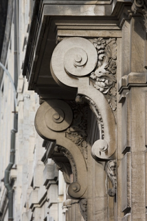 Détail des supports en forme de volutes soutenant le balcon du premier étage. © Région Bourgogne-Franche-Comté, Inventaire du patrimoine