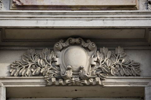 Détail du décor sculpté sur l'une des fenêtres du premier étage. © Région Bourgogne-Franche-Comté, Inventaire du patrimoine