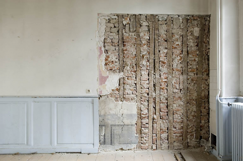 Détail d'une peinture murale sous un lambris d'appui dans une pièce du premier étage. © Région Bourgogne-Franche-Comté, Inventaire du Patrimoine