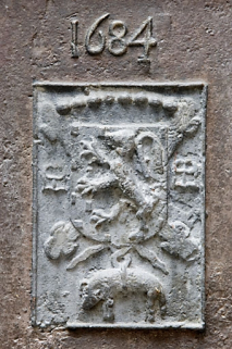 Détail central d'une plaque de cheminée entreposée dans la cour. © Région Bourgogne-Franche-Comté, Inventaire du Patrimoine
