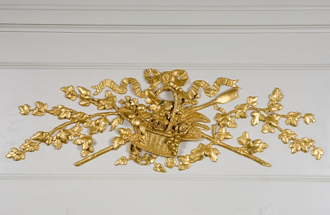 Détail du décor au-dessus de la glace de la cheminée : chambre à droite du salon. © Région Bourgogne-Franche-Comté, Inventaire du patrimoine