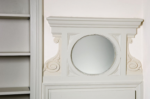 Détail du dessus de porte à droite de l'alcove : chambre à droite du salon. © Région Bourgogne-Franche-Comté, Inventaire du patrimoine