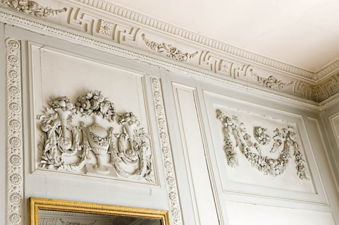 Détail des décors au-dessus de la cheminée et d'une porte : chambre à gauche du salon. © Région Bourgogne-Franche-Comté, Inventaire du patrimoine