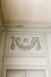 Détail du décor au-dessus d'une porte de la chambre à gauche du salon. © Région Bourgogne-Franche-Comté, Inventaire du patrimoine
