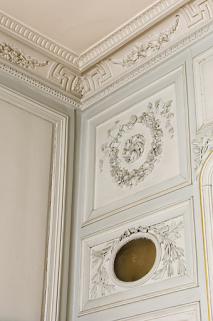 Détail du décor au-dessus de la porte à gauche de l'alcove : chambre à gauche du salon. © Région Bourgogne-Franche-Comté, Inventaire du patrimoine