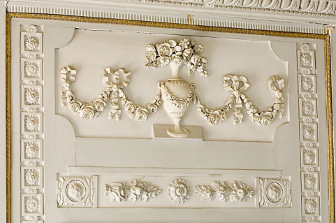 Détail d'un décor au-dessus d'une glace du salon. © Région Bourgogne-Franche-Comté, Inventaire du patrimoine