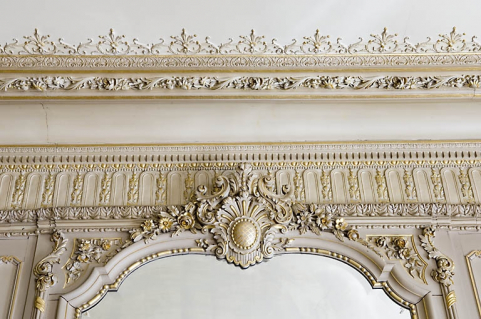 Détail du décor au-dessus de la glace du grand salon. © Région Bourgogne-Franche-Comté, Inventaire du patrimoine